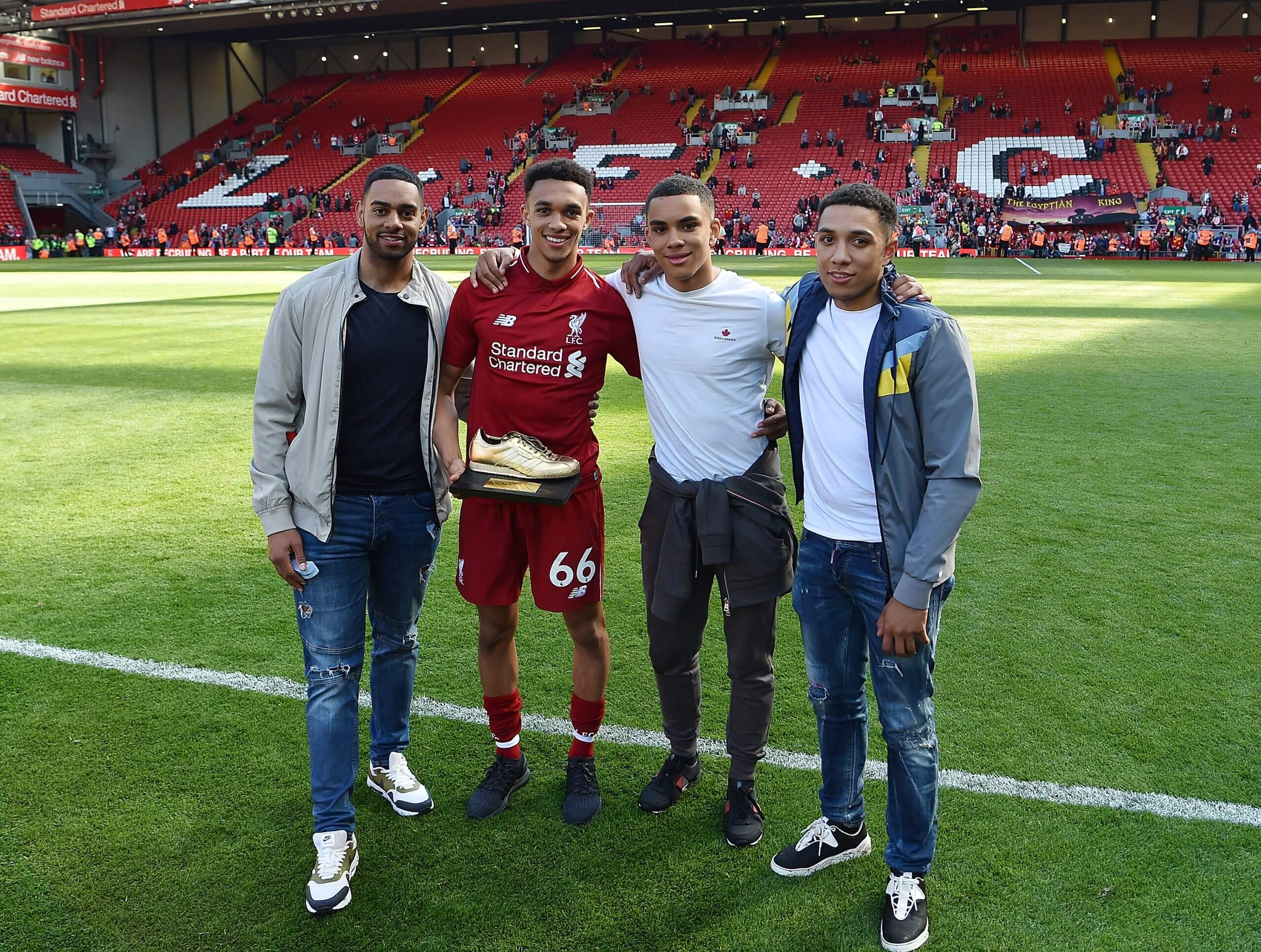 Alexander-Arnold avec ses frères en 2018