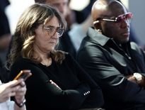 Fayza Lamari et Wilfrid Mbappé lors d’une conférence de presse à Paris