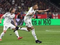 Kylian Mbappé buteur sur coup franc