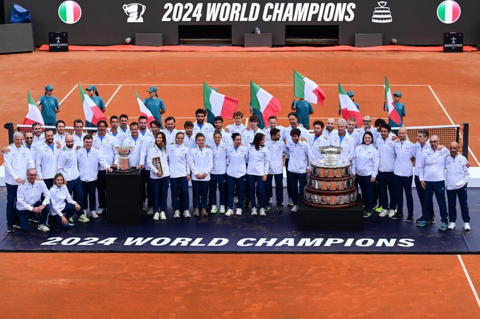Les équipes d'Italie de Coupe Davis et de la Billie Jean King Cup avec leurs trophées conquis en 2024 lors d'une céremonie au Foro Italico le 5 mai 2025 à Rome