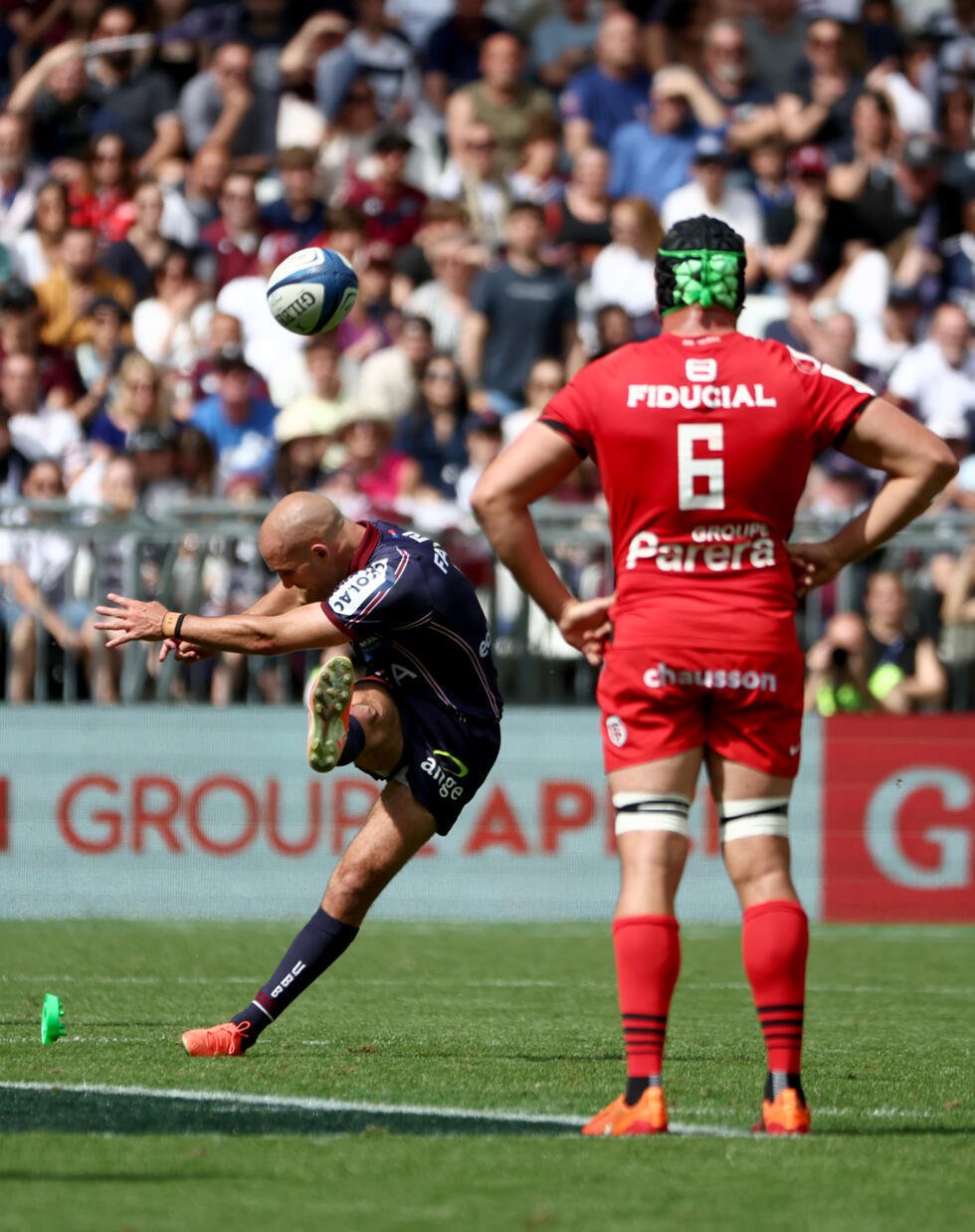 Le demi de mêlée de Bordeaux-Bègles Maxime Lucu (gauche) frappe une pénalité lors de la demi-finale de Champions Cup contre Toulouse, le 4 mai 2025 à Bordeaux