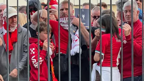 Supporters de Liverpool bloqués à l'extérieur du Stade de France