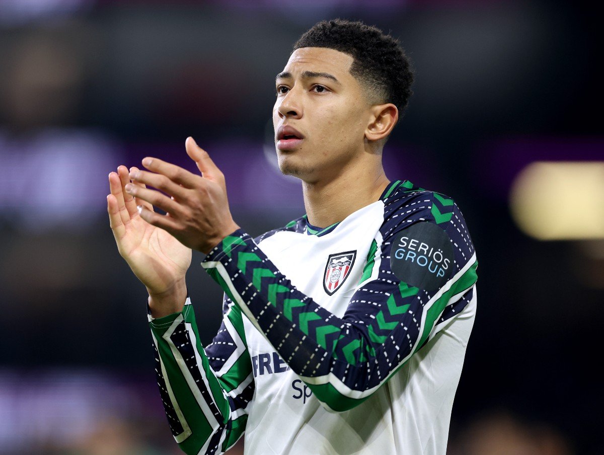 Jobe Bellingham applaudit les supporters de Sunderland