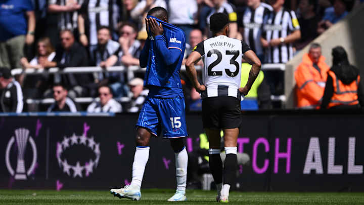 Nicolas Jackson expulsé lors du match à Newcastle