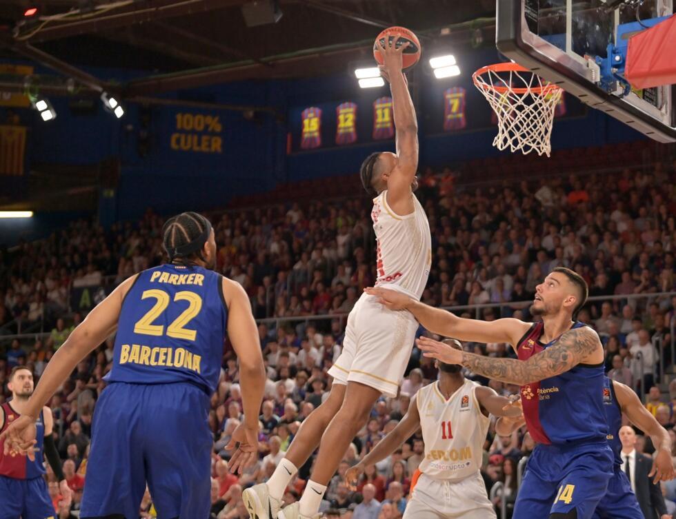 Jaron Blossomgame de Monaco réalise un dunk contre Barcelone en Euroligue