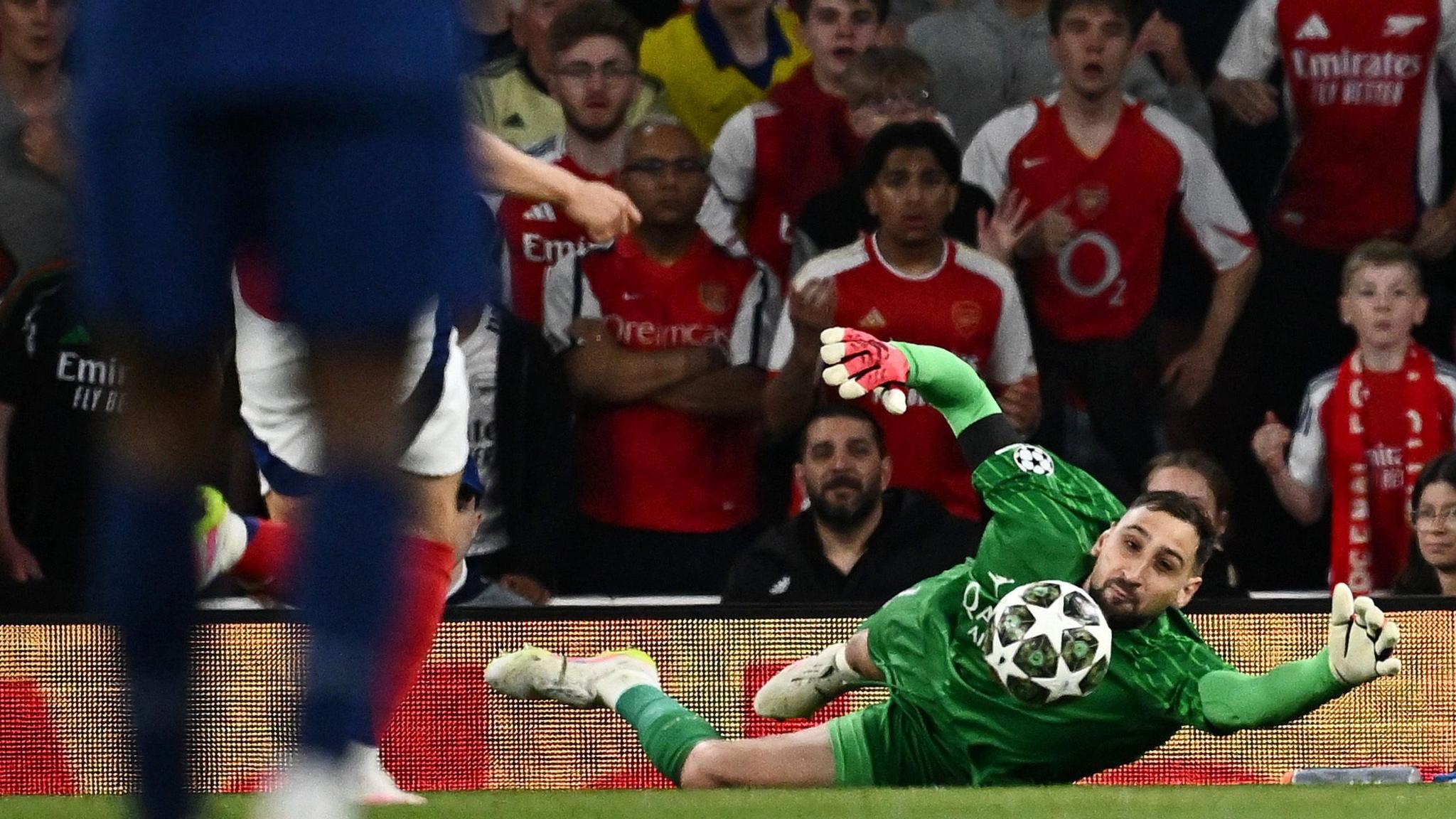 Le gardien du PSG Gianluigi Donnarumma repoussant un tir de Gabriel Martinelli lors du match aller contre Arsenal