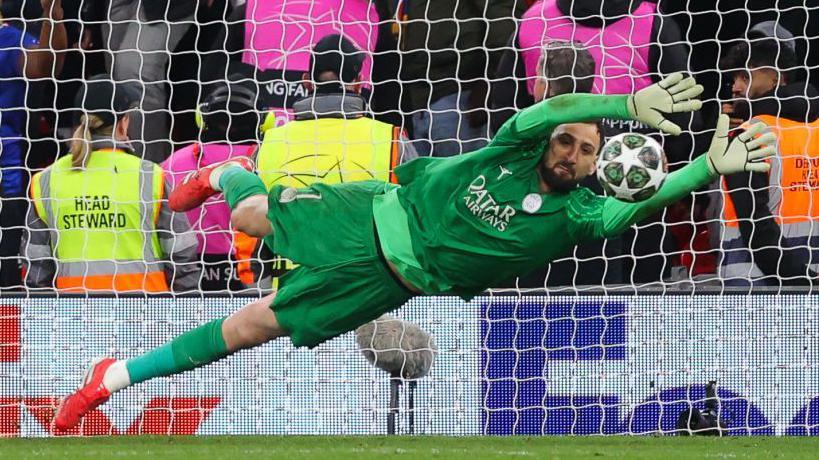 Donnarumma arrêtant un penalty lors de la séance de tirs au but face à Liverpool