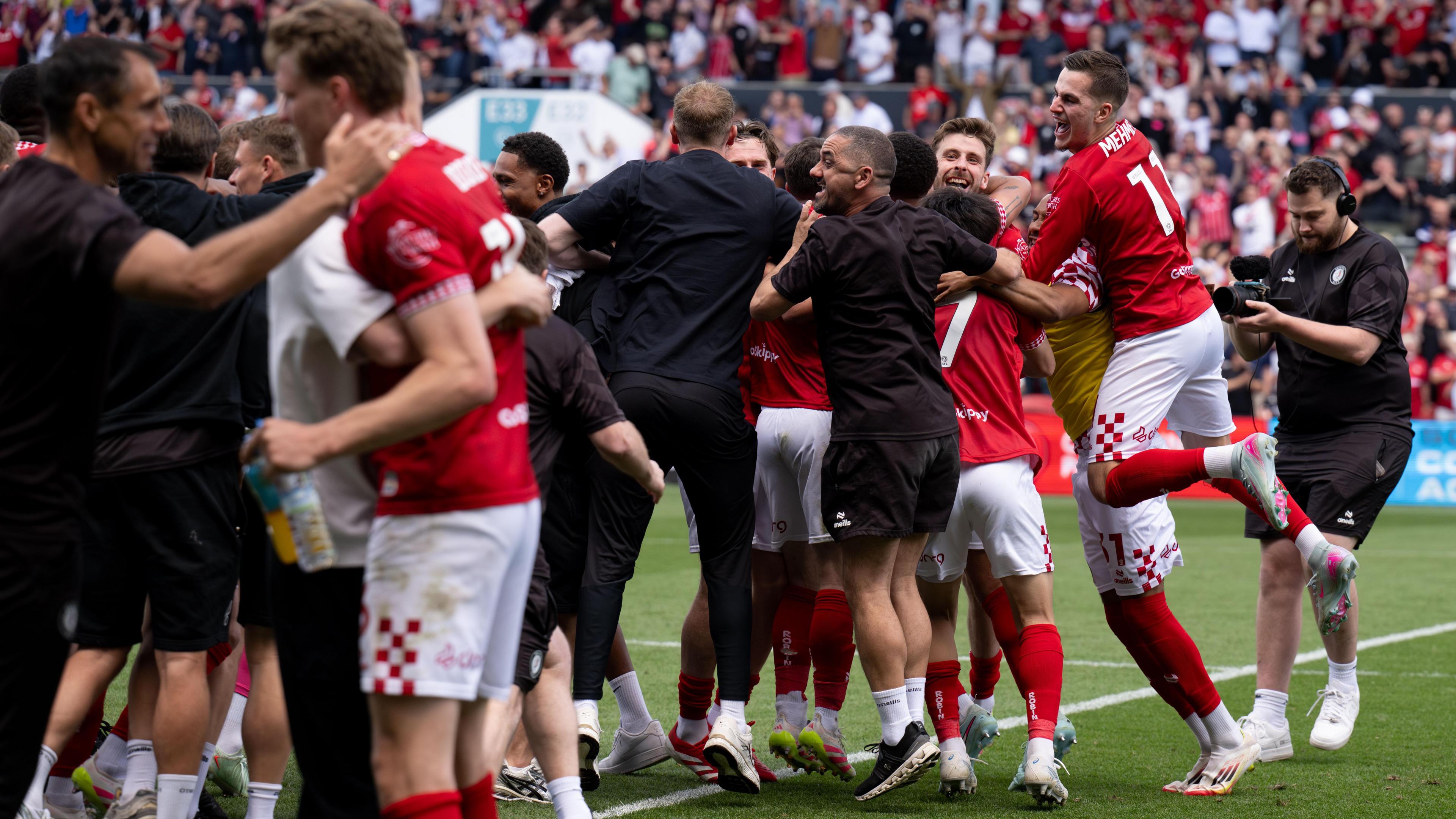 Les joueurs de Bristol City célèbrent la qualification en play-offs