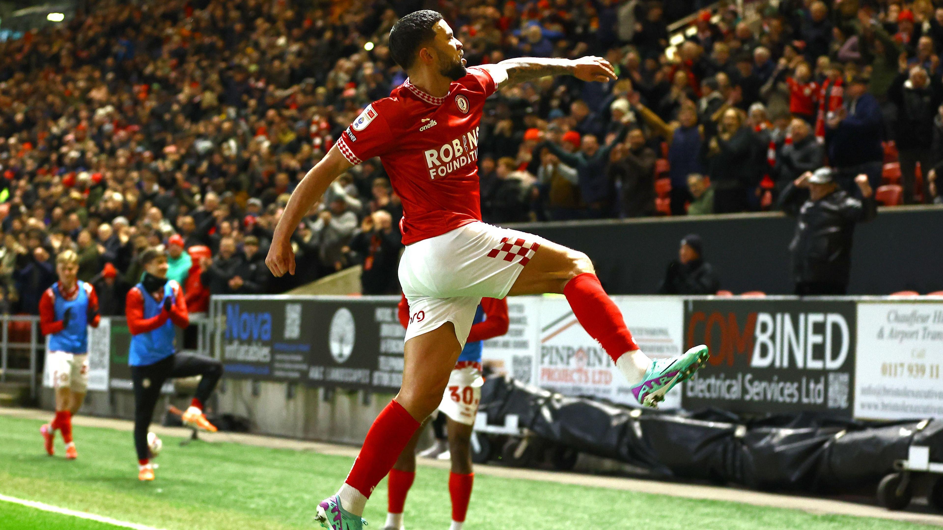 Nahki Wells célèbre un but à Ashton Gate