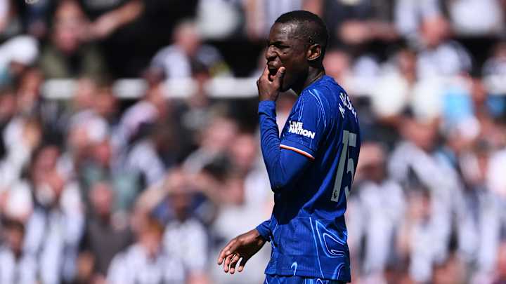 Nicolas Jackson expulsé lors du match à Newcastle