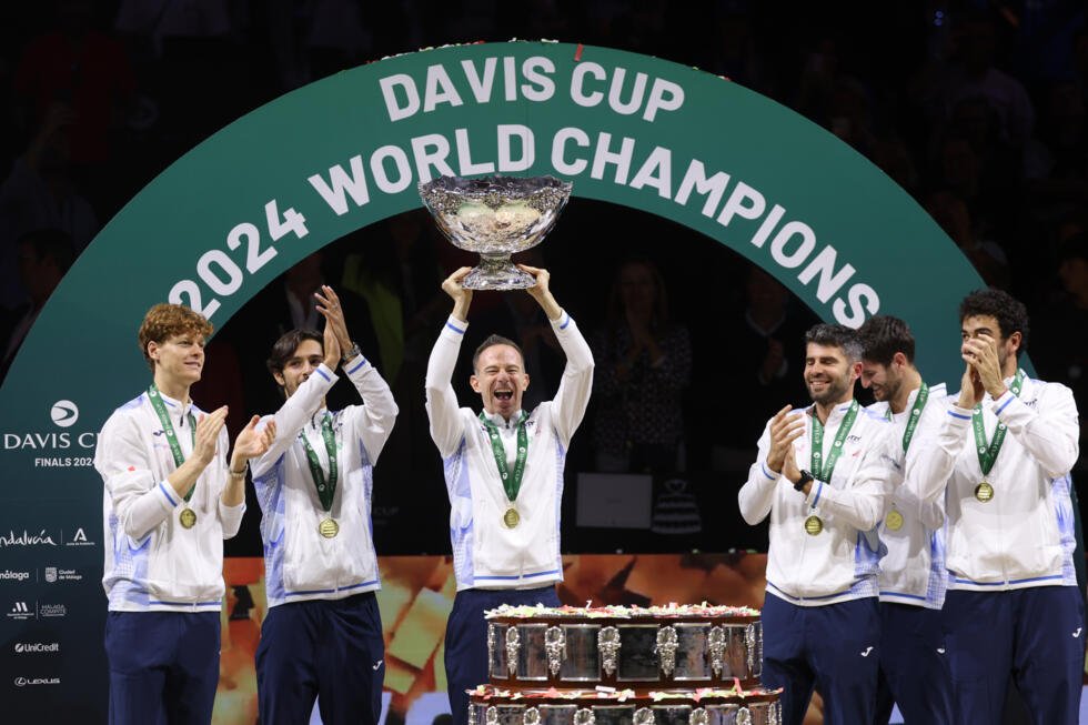 Le capitaine de l'Italie Filippo Volandri soulève le Saladier d'argent après la victoire de son équipe dans la Coupe Davis 2024 le 24 novembre 2024 à Malaga en Espagne