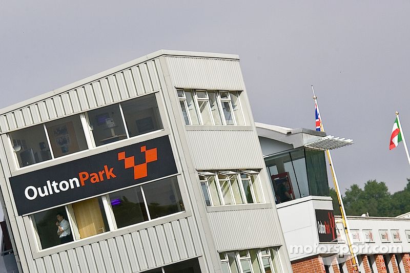 Paddock et bâtiment média du circuit d'Oulton Park