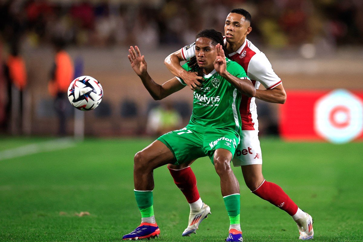 Mathis Amougou de Saint Etienne face à Vanderson de Monaco