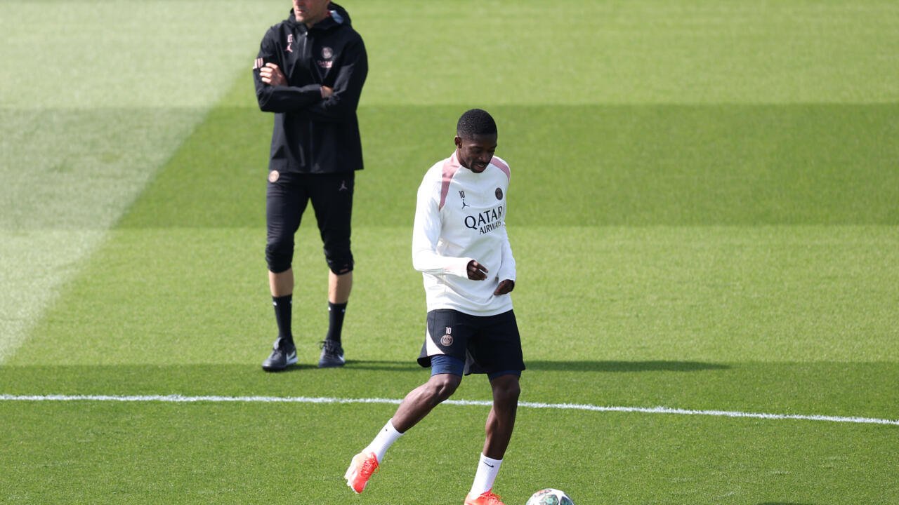 L'attaquant du Paris SG Ousmane Dembélé avec l'entraîneur Luis Enrique lors d'un entraînement