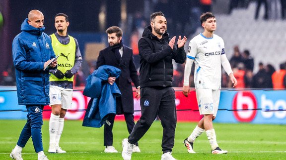 Aymeric Laporte en discussion avec l'OM