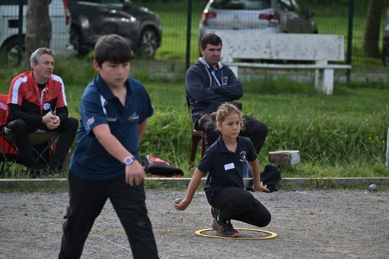 La pétanque se conjugue aussi au féminin chez les jeunes pratiquants.