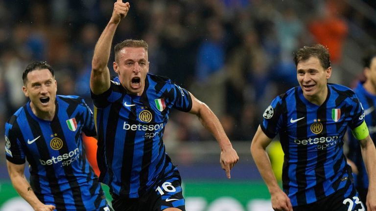 Davide Frattesi célèbre son but avec l'Inter Milan contre Barcelone