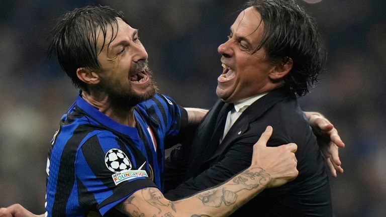 Simone Inzaghi célèbre avec Francesco Acerbi à la fin du match contre Barcelone