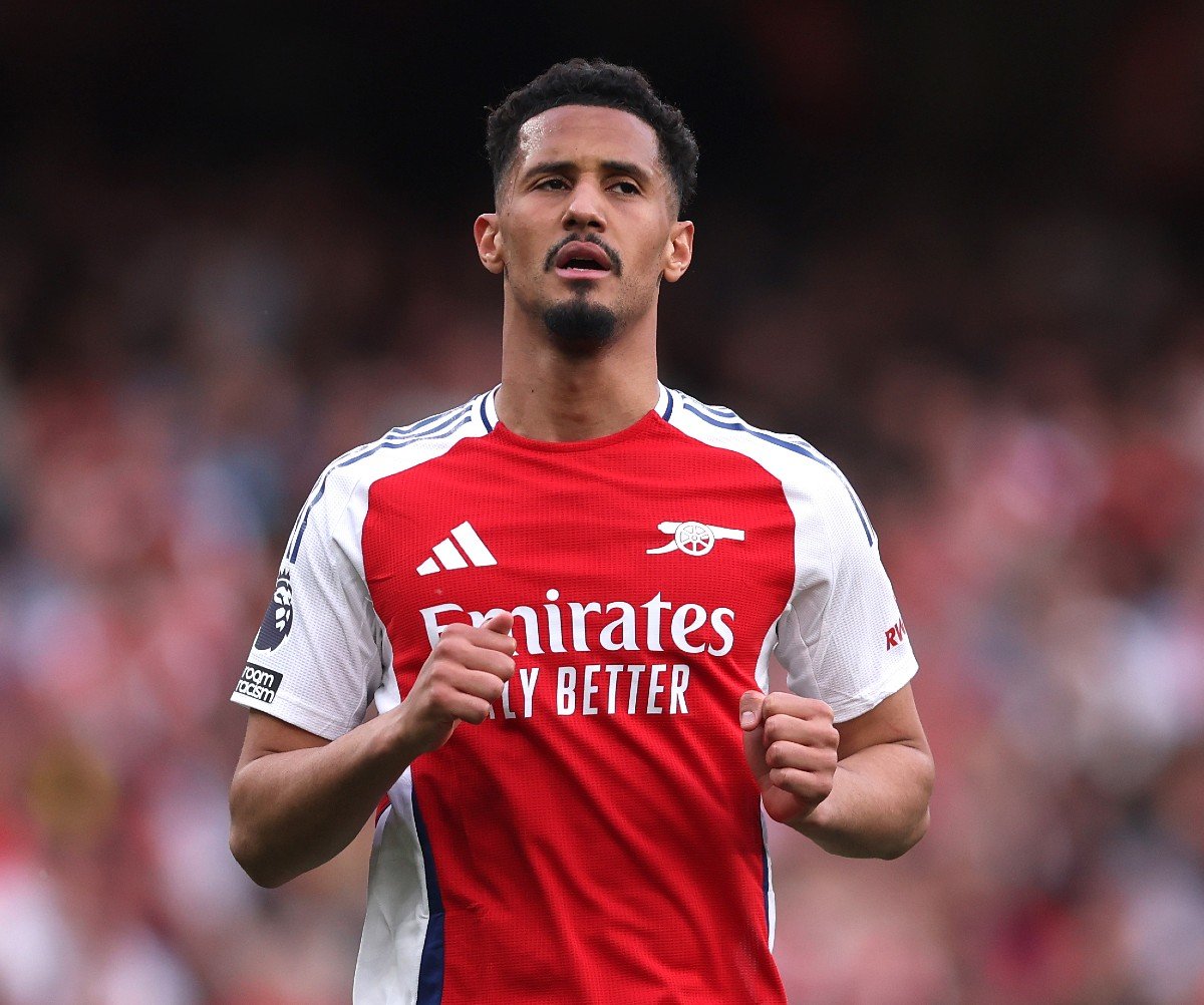 William Saliba en action avec Arsenal face à Brentford