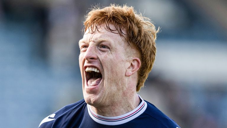 Simon Murray célèbre un but avec Dundee