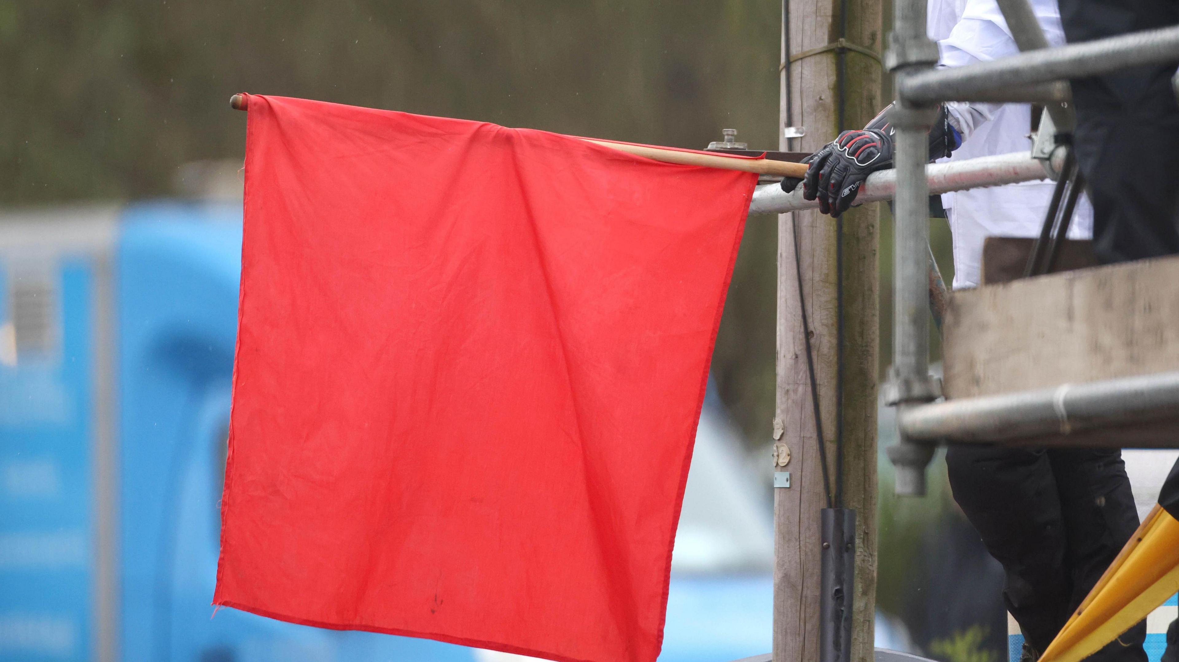 Drapeaux rouges déployés pour interrompre la session Supersport