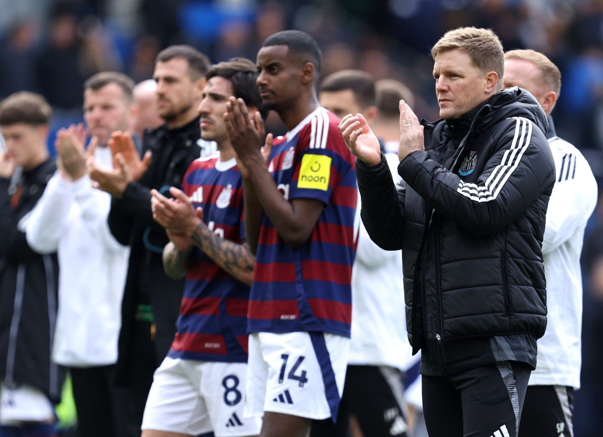 Eddie Howe et les joueurs de Newcastle applaudissent leurs supporters