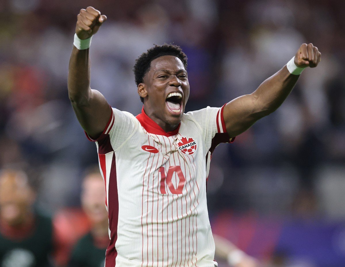 Jonathan David célèbre une victoire avec l'équipe nationale canadienne