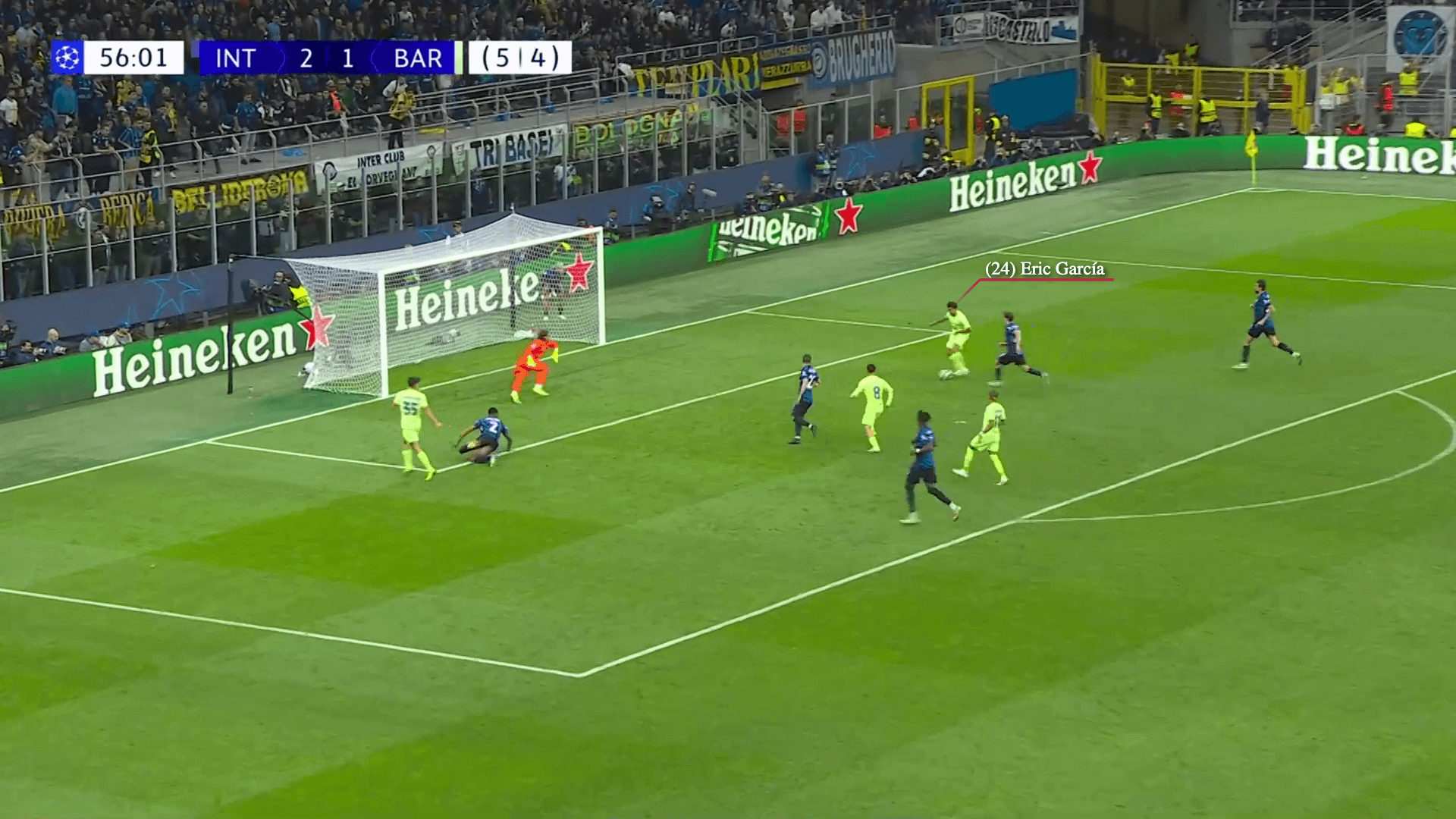 Sommer change rapidement de direction pour stopper le ballon