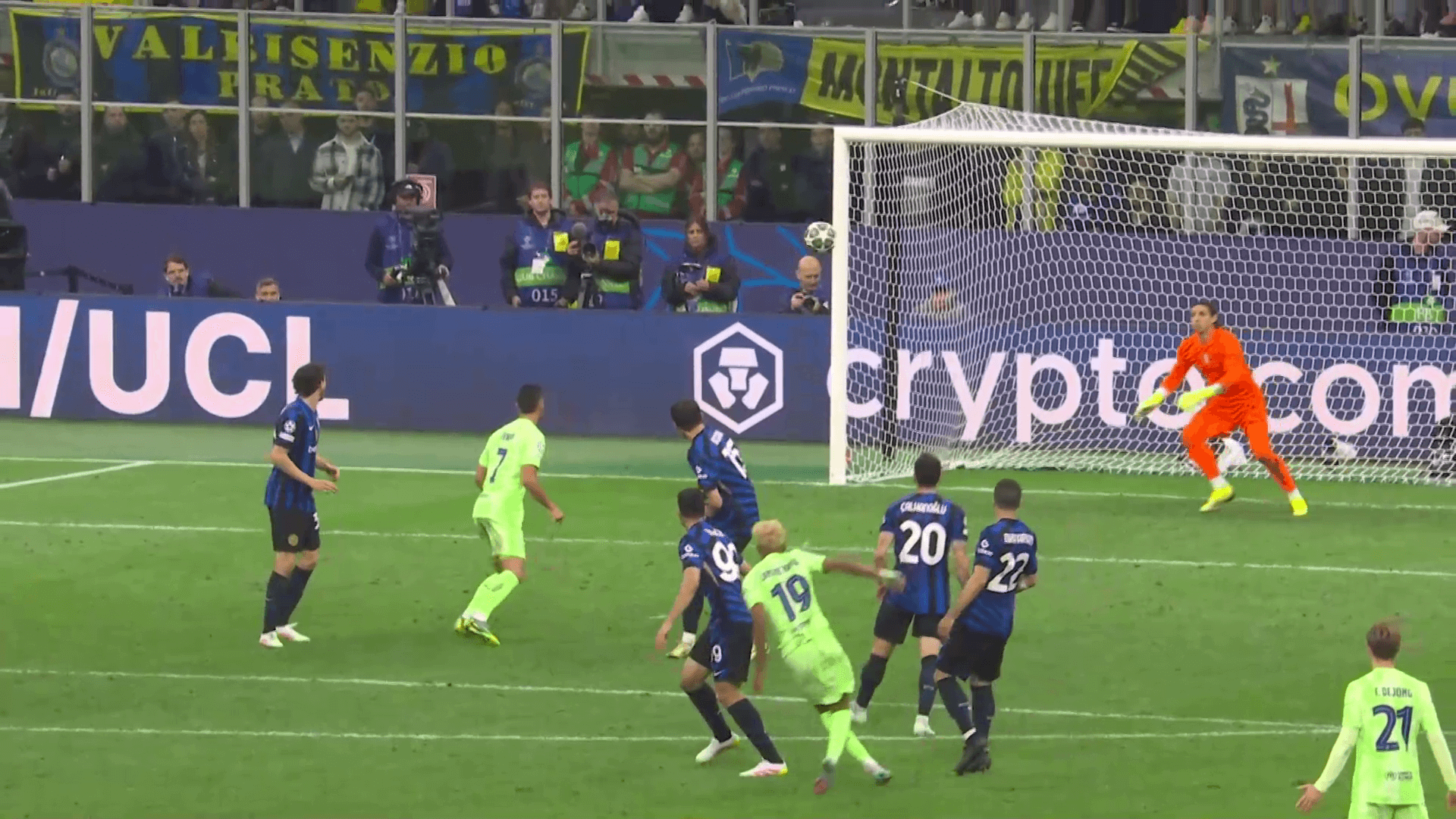 Sommer réussit un arrêt vital contre Barcelone