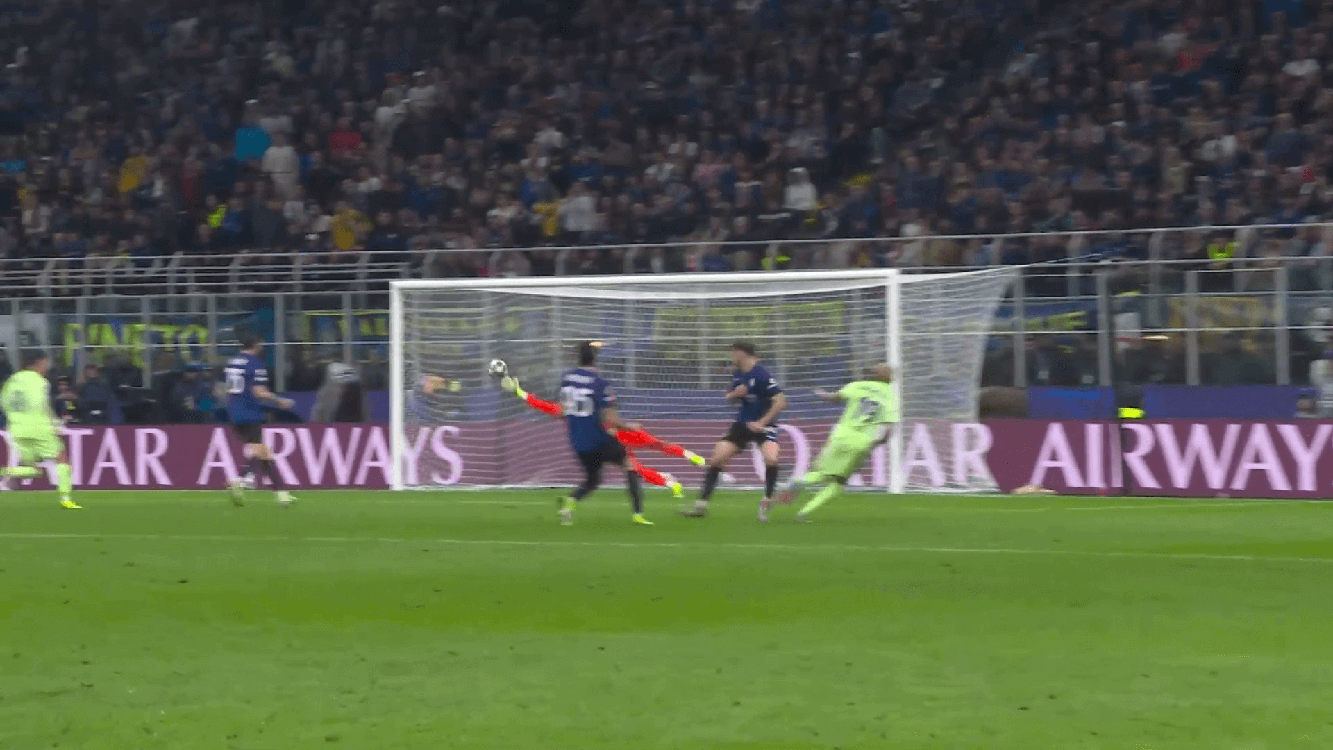 Sommer dégage le ballon d’une parade décisive