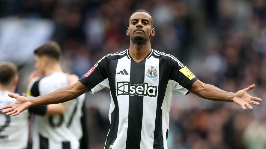 Alexander Isak célèbre un but avec Newcastle