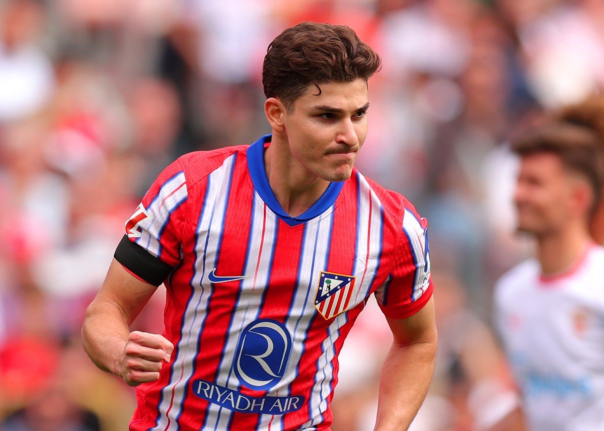 Julian Alvarez célèbre un but pour l'Atlético Madrid contre Séville