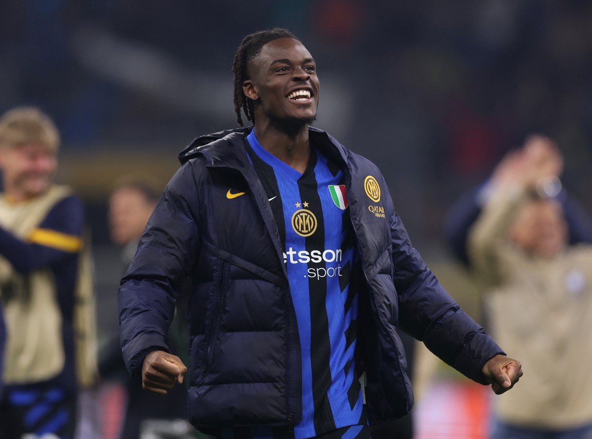 Yann Bisseck célèbre la victoire de l’Inter contre Barcelone