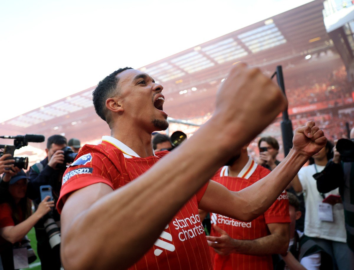 Trent Alexander-Arnold célèbre la victoire de Liverpool en championnat