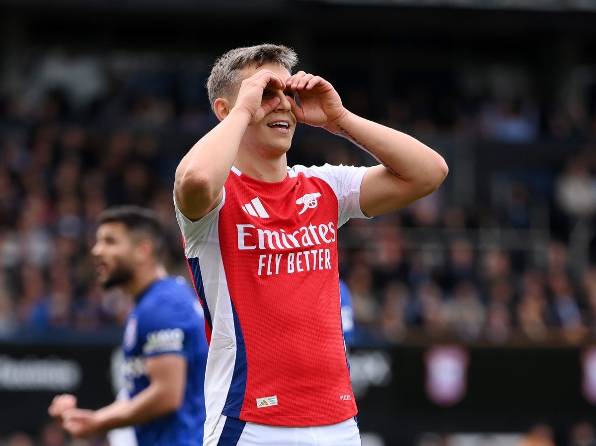Leandro Trossard célèbre un but avec Arsenal contre Ipswich Town