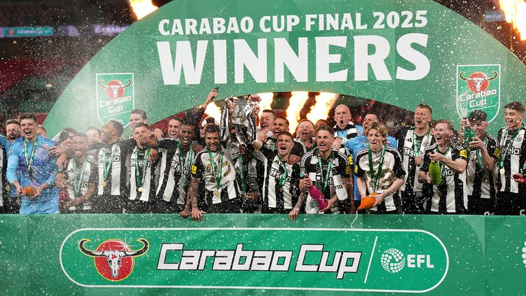 Bruno Guimaraes et Kieran Trippier de Newcastle soulèvent le trophée de la Carabao Cup avec leurs coéquipiers