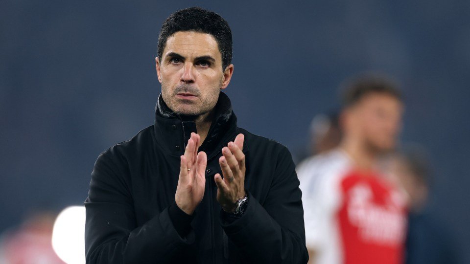 Mikel Arteta applaudit les supporters après la défaite d'Arsenal
