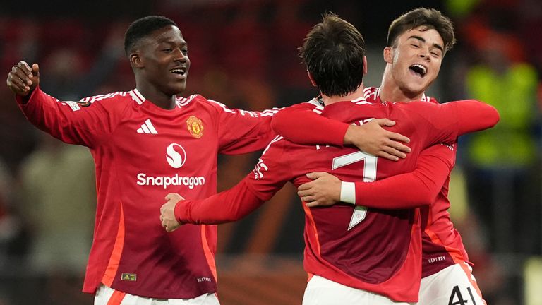 Mason Mount célébrant un but avec ses coéquipiers