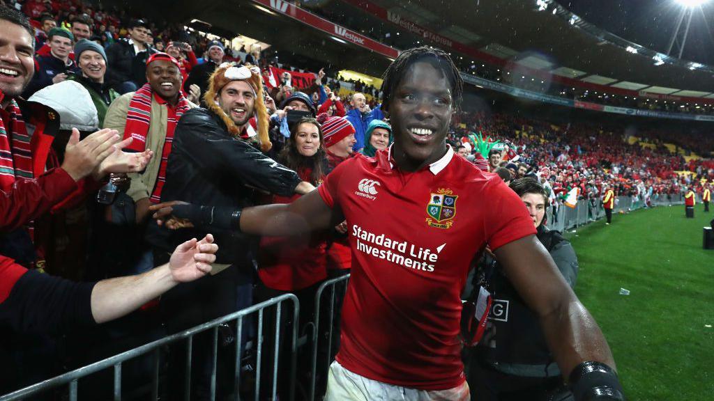 Maro Itoje avec les fans des Lions
