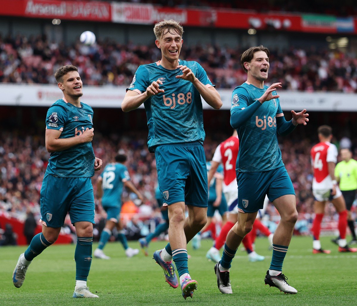 Dean Huijsen célèbre un but pour Bournemouth contre Arsenal au stade Emirates