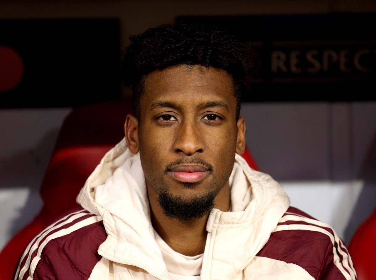 Kingsley Coman assis sur le banc du Bayern Munich