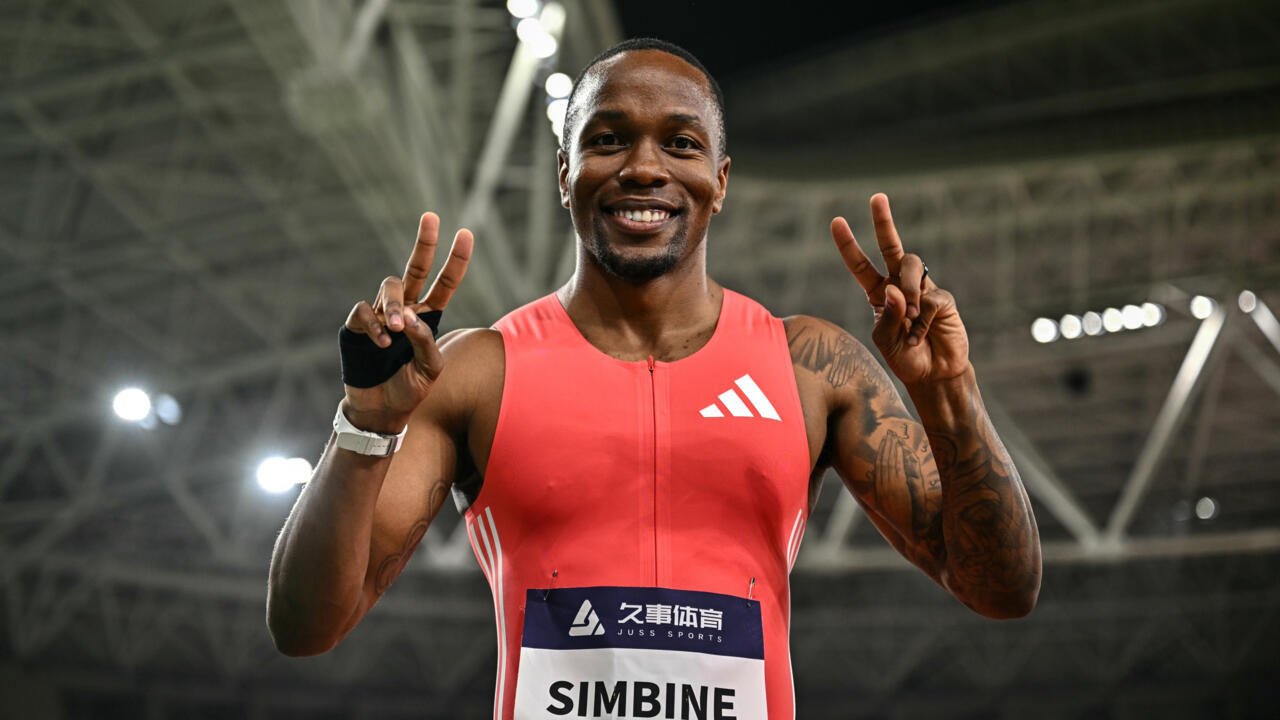 Akani Simbine célèbre sa victoire lors du 100 m du meeting Ligue de diamant de Shanghai/Keqiao (Chine) le 3 mai 2025
