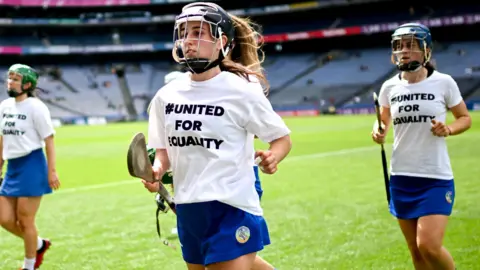 Trois femmes portant un t-shirt United for Equality