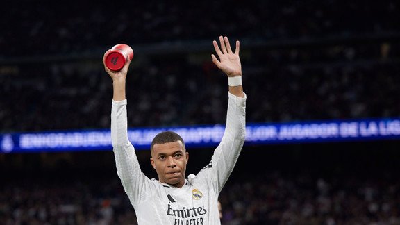 Luis Enrique et Kylian Mbappé discutant pendant un match du PSG