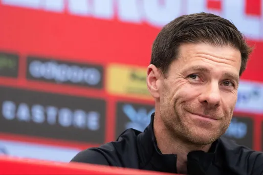 Xabi Alonso en conférence de presse à Leverkusen