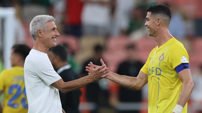 Cristiano Ronaldo célèbre avec Luis Castro après un match avec Al Nassr en 2024