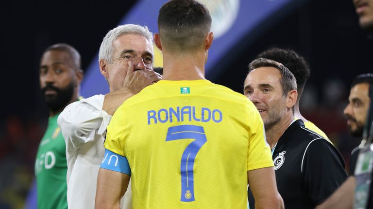 Cristiano Ronaldo écoute Luis Castro lors de la Coupe des Champions Arabes