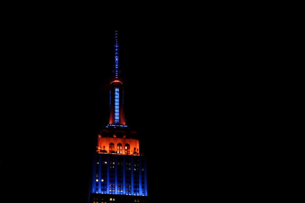 L'Empire State Building s'illumine de bleu et d'orange après les victoire des New York Knicks en playoffs de NBA contre les Boston Celtics à New York, le 16 mai 2025
