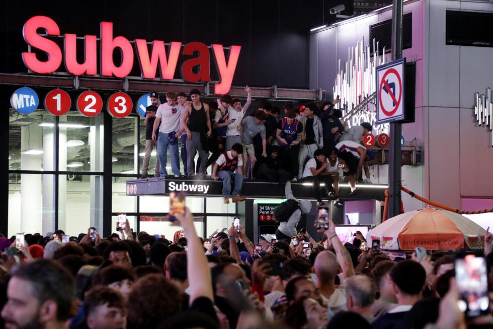 Des supporteurs des Knicks de New York célèbrent la victoire de leur équipe en playoffs de NBA contre les Boston Celtics, à New York le 16 mai 2025