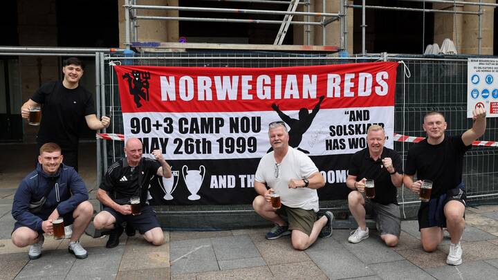 Des fans de Manchester United à Bilbao devant une bannière commémorant leur victoire en Ligue des champions 1999